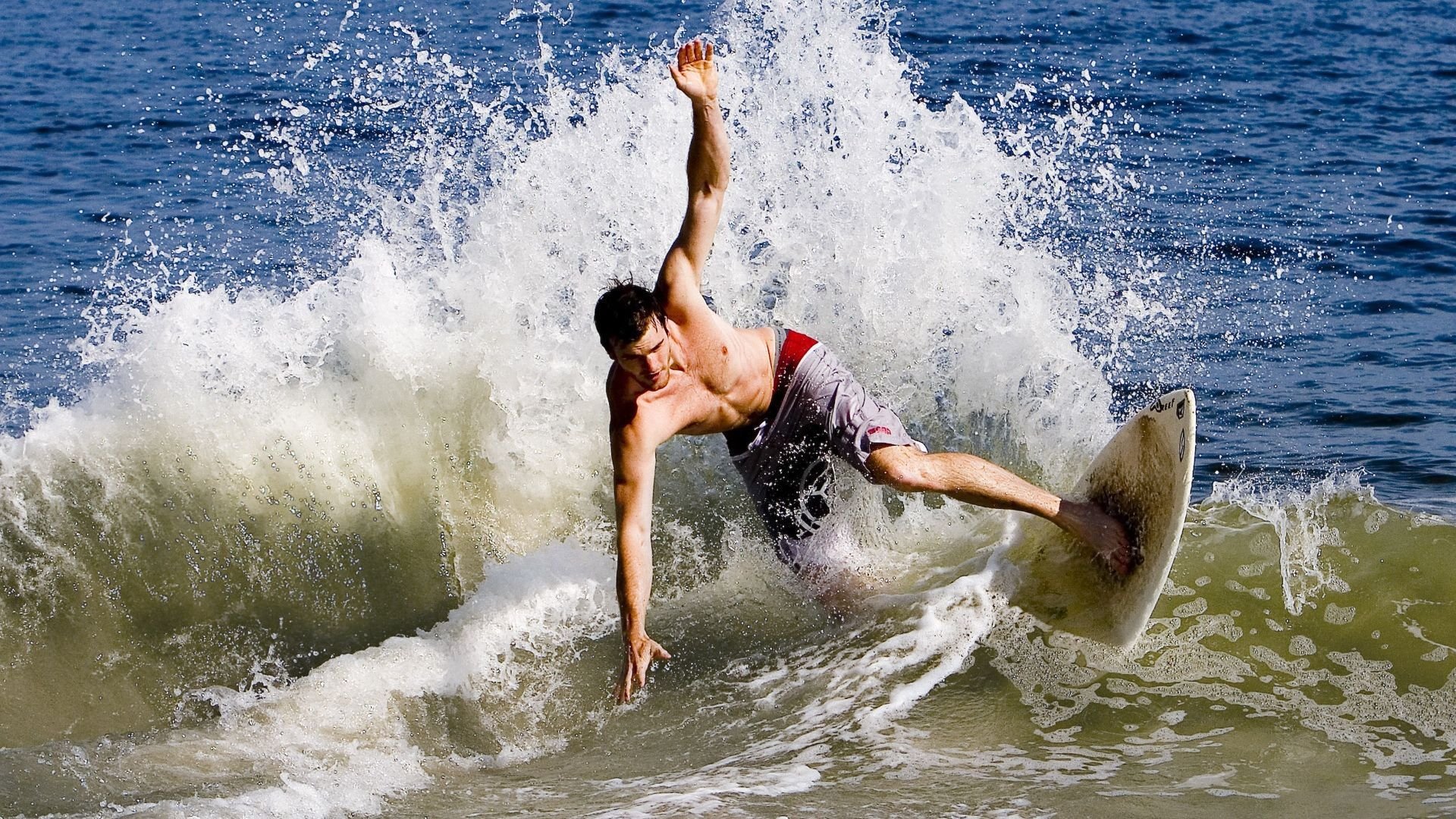 中国女足队员刘某在比赛中攻入制胜球，中国女子足球队问责